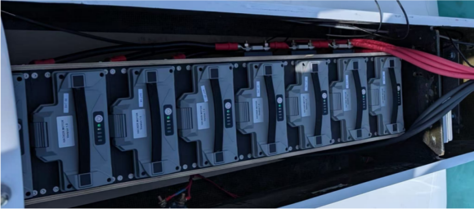 電動(dòng)船電池倉