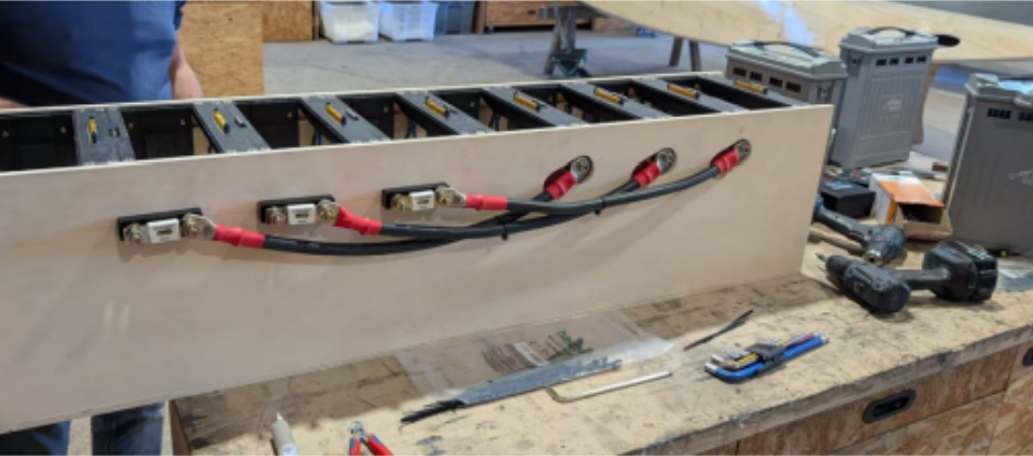 電動(dòng)船電池倉