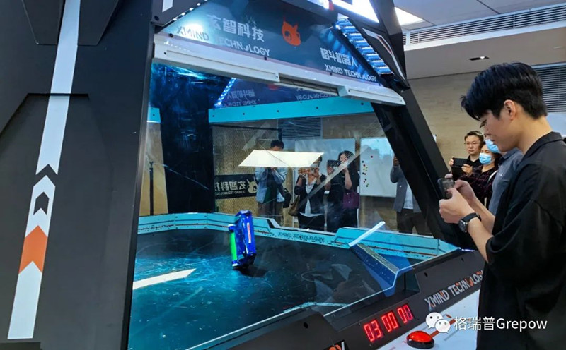 玄智科技同事在新辦公場所，展示了輕量級格斗機器人表演