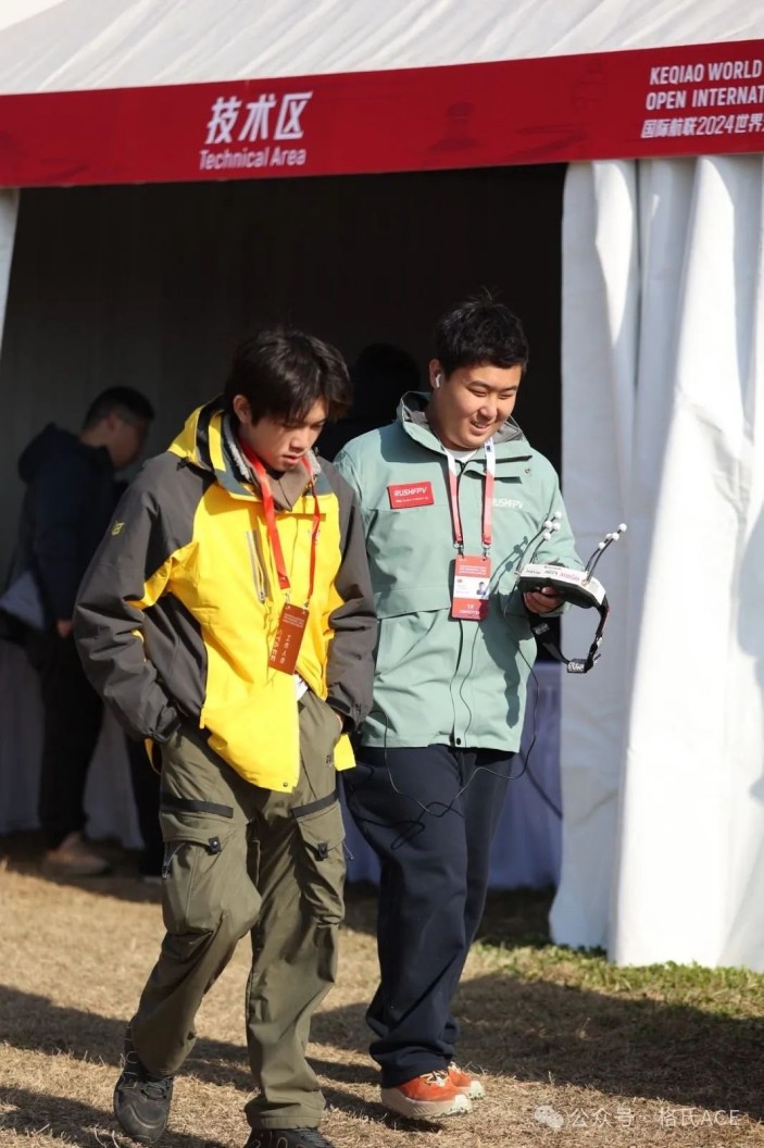 左云飛屹、右李冠辰