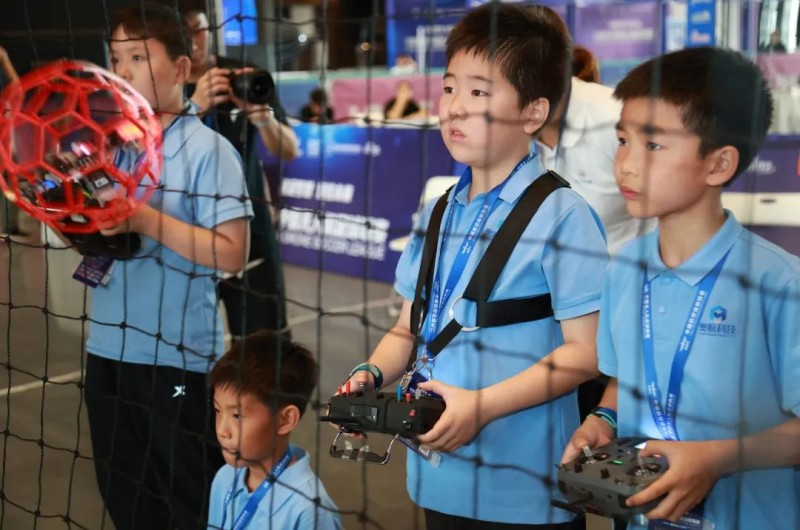 無(wú)人機(jī)足球比賽中