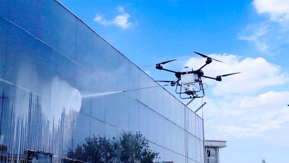 高空清洗無人機作業(yè)中