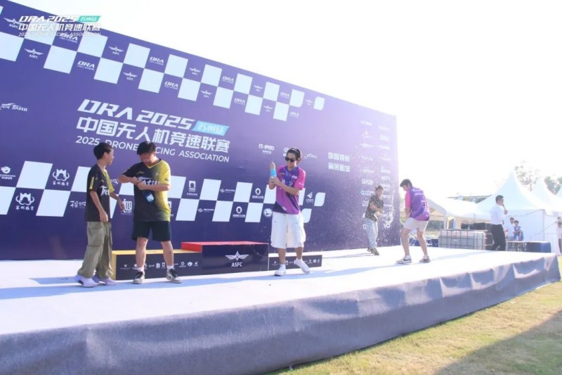 第一次開(kāi)香檳