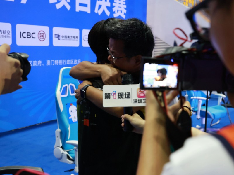 小白奪冠，師傅黃教練忍不住淚灑現(xiàn)場